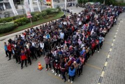 Sejumlah pelamar menunggu pembukaan job fair yang diadakan di dalam pusat perbelanjaan di Bekasi, Jawa Barat, 7 November 2017. (Foto: REUTERS/Darren Whiteside)