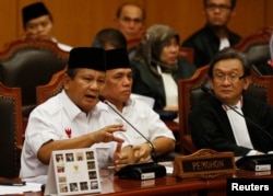 FILE - Indonesia's losing presidential candidate Prabowo Subianto (L) addresses the Constitutional Court as his running mate Hatta Rajasa (C) listens in Jakarta, August 6, 2014.