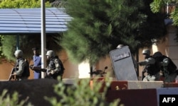 FILE - Malian troops take position outside the Radisson Blu hotel in Bamako on November 20, 2015. Gunmen attacked the luxury hotel in Mali's capital Bamako, seizing 170 guests and staff in an ongoing hostage situation that has left at least three people dead.