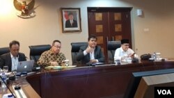 Dari ki-ka: moderator, pakar managemen Rhenald Kasali, Deputi II Kantor Staf Kepresidenan Yanuar Nugroho, pengamat hukum Ruhut Sitompul, dalam acara “Diskusi Publik Empat Tahun Melawan Korupsi,” di Kantor Staf Presiden, di Jakarta, Senin (7/1) (VOA/Ghita