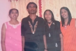 Foto selebaran tidak bertanggal menunjukkan Nagaenthran Dharmalingam (kedua dari kiri) bersama saudara perempuannya dan sepupunya di Malaysia. Nagaenthran Dharmalingam, 33, dijadwalkan akan digantung pada 10 November. (Foto: Sarmila Dharmalingam via REUTE