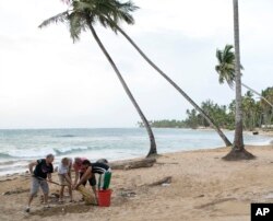 People make their own sandbags to protect in their homes before the arrival of Hurricane Irma in Las Terrenas, Dominican Republic, Sept. 6, 2017. Dominicans are getting ready for the arrival of Hurricane Irma after it battered Puerto Rico with heavy rain and high winds.