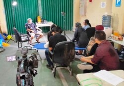 Protokol jaga jarak dan pemakaian masker ketat diberlakukan di lingkungan pekerja media. (foto: Febri Hari Waspodo)