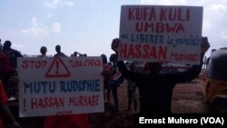 Des jeunes manifestent après la disparition du journaliste Hassan Murhabazi de la radio SVEIN, à Bukavu, Sud-Kivu, 13 septembre 2018. (VOA/Ernest Muhero)