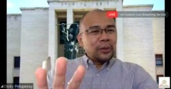 Peneliti psikologi sosial di Fakultas Psikologi Universitas Indonesia, Dicky Pelupessy, tegaskan pentingnya dukungan psikososial awal bagi siswa, orang tua, dan guru selama pandemi dalam tangkapan layar. (Foto: VOA/Petrus Riski)