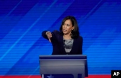 លោក​ស្រី Kamala Harris សមាជិកា​ព្រឹទ្ធសភា​នៃ​រដ្ឋ ​California​ ក្នុង​ការ​ជជែក​ដេញ​ដោល​កាល​ពី​ថ្ងៃ​ទី​១២ កញ្ញា ២០១៩។