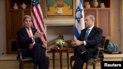 U.S. Secretary of State John Kerry (L) meets with Israeli Prime Minister Benjamin Netanyahu in Jerusalem, Nov. 6, 2013.