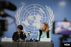 អ្នកស្រី វ៉ាន់ ហេលី (Wan-Hea Lee) (ឆ្វេង) តំណាងការិយាល័យឧត្តមស្នងការអង្គការសហប្រជាជាតិ ទទួលបន្ទុកសិទ្ធិមនុស្សនៅកម្ពុជា (OHCHR) និងអ្នកស្រី រ៉ូណា ស្មីត (Rhona Smith) អ្នករាយការណ៍ពិសេសអង្គការសហប្រជាជាតិទទួលបន្ទុកសិទ្ធិមនុស្សប្រចាំកម្ពុជា នៅក្នុង​សន្និសីទ​សារសារព័ត៌មាន កាលពីថ្ងៃសុក្រ ទី១៨ ខែសីហា ឆ្នាំ២០១៧។ (នៅ វណ្ណារិន/VOA)