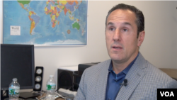 美国法院任命的接收人塞登接受美国之音采访（美国之音方冰拍摄）