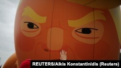 Jedno od obeležja protesta bio je veliki balon koji američkog predsednika Trampa prikazuje kao bebu.