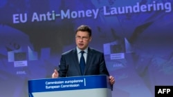Nënpresidenti i Komisionit Evropian, Valdis Dombrovskis, duke folur në një konferencë për luftën kundër pastrimit të parave në Bruksel