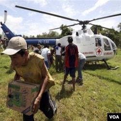 Korban tsunami mendapatkan bantuan dari PMI.