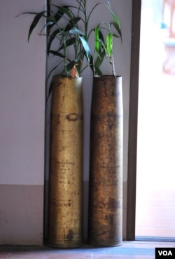 丰沙湾一家旅馆内用炮弹壳改装的花瓶。（美国之音朱诺拍摄，2011年2月5日）