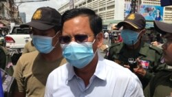 អាជ្ញាធរ​ផ្សារ​អូឡាំពិក​ និង​កងសន្តិសុខ​ក្នុង​ខណ្ឌ​បឹងកេងកង ក្នុង​ទីក្រុង​ភ្នំពេញ​ នៅ​ថ្ងៃ​ទី​១២ ខែសីហា​ ឆ្នាំ​២០២០។ (ហ៊ុល រស្មី/វីអូអេ)