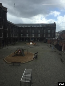 Courtyard: Inside the camp in Brussels, refugees say learning local languages and making European friends is the best way to stave off growing anti-Islamic sentiment on 28 March, 2016. (VOA/Molham)