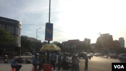 ប៉ូលិស​និង​អាជ្ញាធរ​មាន​សមត្ថកិច្ច​យាម​ល្បាត​ចាំ​ចាប់​និង​ផាក​ពិន័​យានយន្ត​បើកបរ​ខុស​ច្បាប់​នៅ​ខាង​មុខ​វិមានឯករាជ្យ​បន្ទាប់​នាយករដ្ឋមន្រ្តី​ហ៊ុន សែន មាន​ប្រតិកម្ម​ខ្លាំងៗ​អំពី​សកម្មភាព​ជិះ​បញ្ច្រាស​ផ្លូវ​នៅ​ខាង​មុខ​ភូមិគ្រឹះ​របស់​លោក។(ទុំ ម្លិះ/VOA)