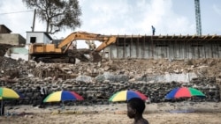 Un jeune garçon sénégalais sur la célèbre plage des Mammelles devant un nouveau chantier à Dakar, le 27 juin 2020.