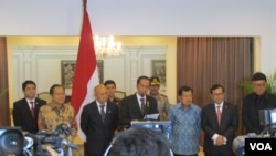 Presiden Joko Widodo dalam konferensi pers di Bandara Halim Perdana Kusuma, Jakarta (24/10). (VOA/Andylala Waluyo)