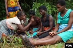 Agnes Matemba, an initiation counselor, demonstrates how instructions are given to adolescents at the camps. (L Masina/VOA)