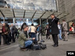 អ្នក​អត្ថាធិប្បាយ​ព័ត៌មាន​របស់​ទូរទស្សន៍ CNN ​ត្រូវ​បាន​ជម្លៀស​ចេញ​ក្រៅ​អាគារ Time Warner ដែល​ជា​ស្នាក់ការ​ទូរទស្សន៍ CNN ក្នុង​ទីក្រុង ញូវយ៉ក កាលពី​ថ្ងៃ​ទី២៤ ខែ តុលា ឆ្នាំ២០១៨។ (រូបថត AP)