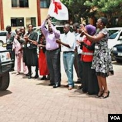 Pejabat Palang Merah Kenya, Dr. Muhammad Said dan para stafnya mempromosikan penggunaan kondom.