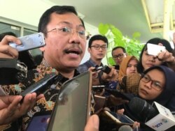 Menkes Dr Terawan memberi pertanyaan seputar perkembangan virus Corona Usai Ratas di Kantor Presiden , Jakarta, Selasa (28/1) (Foto: VOA/Ghita)