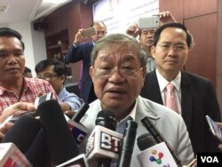 លោក ខៀវ កាញារីទ្ធ រដ្ឋមន្ត្រី​ក្រសួង​ព័ត៌មាន ប្រាប់​អ្នកសារ​ព័ត៌មាន​ក្នុង​កិច្ចពិភាក្សា​តុ​មូល​ស្តីពី​ការប្រៀបធៀប​ស្ថានភាព​ប្រព័ន្ធ​ផ្សព្វផ្សាយ​នៅ​កម្ពុជា និង​បណ្តា​ប្រទេស​ក្នុង​តំបន់​អាស៊ាន​នៅ​ថ្ងៃទី១៦ ខែធ្នូ ឆ្នាំ២០១៦។ (កាន់ វិច្ឆិកា/VOA)