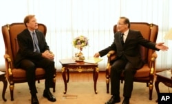 រូបឯកសារ៖ លោក W. Patrick Murphy ជាភារធារីនៃស្ថានទូតអាមេរិកប្រចាំប្រទេសថៃ (ឆ្វេង) ជួបជាមួយលោក Don Pramudwi ឧបរដ្ឋមន្ត្រីក្រសួងការបរទេសថៃ នៅក្នុងកិច្ចប្រជុំមួយនៅក្រសួងការបរទេសថៃ ទីក្រុងបាំងកក ប្រទេសថៃ ថ្ងៃទី២៨ ខែមករា ឆ្នាំ២០១៥។