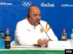 Lucas Mondelo, coach of the Spanish women's Olympic basketball team, discusses his team's performance in the gold medal game in Rio de Janeiro, Brazil, Aug. 20, 2016. (P. Brewer/VOA)