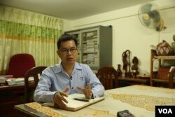 លោក​ សម​ វិទូ នាយក​ប្រតិបត្តិ​នៃ​មជ្ឈមណ្ឌល​សិក្សា​និង​អភិវឌ្ឍន៍​កសិកម្ម​កម្ពុជា​ ហៅ​កាត់​ CEDAC ផ្តល់​បទ​សម្ភាសន៍​ដល់​ VOA កាល​ពីថ្ងៃ​ទី​១៥​ ខែ​ធ្នូ ឆ្នាំ​២០១៥។ (នៅ​ វណ្ណារិន/VOA)