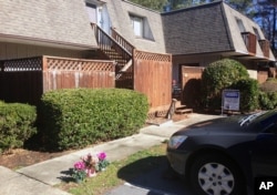 Rangkaian bunga di gedung apartemen tempat ketiga mahasiswa dibunuh di Chapel Hill N.C., 11 Februari 2019.