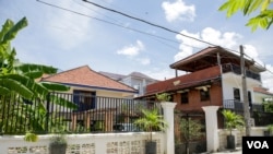 ទិដ្ឋភាព​ទូទៅ​នៅ​តំបន់​បុរី​១០០​ខ្នង​ ក្នុង​សង្កាត់​ទឹកថ្លា​ ក្នុង​រាជធានី​ភ្នំពេញ​។ បុរី១០០​ខ្នង​ ដើម​ឡើយ​ជា​គម្រោង​ឯកជន​នៃ​សំណង់​លំនៅឋាន​ សម្រាប់​បុគ្គលិក​ធនាគារ​ជាតិ​នៃ​កម្ពុជា​ពី​ឆ្នាំ​១៩៦៥ ដល់​១៩៦៧។ (នូវ​ ពៅលក្ខិណា​/VOA)