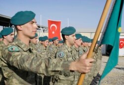 افغانستان میں نیٹو کے تحت تعینات ترک فوج کا ایک دستہ پریڈ کی ایک تقریب میں۔ فائل فوٹو