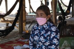 អ្នកស្រី គង់ ពៅ អាយុ៤៩ឆ្នាំ អាជីវករជួលតូប និងលក់អាហារនៅក្រុងកែប ខេត្តកែប បង្ហាញក្តីបារម្ភមិនមានភ្ញៀវចូលមកលេង ខណៈមានការចាក់ដីលុបឆ្នេរ ។ (ស៊ុន ណារិន/វីអូអេ)