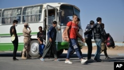 در گزارش آمده است که همزمان با برگشت ده‌ها هزار مهاجر افغان از ایران و پاکستان، در سه ماه اخیر سال گذشته میلادی، کم از کم ۷۴۰هزار و ۳۵۶ شهروند افغانستان به این دو کشور مهاجرت کرده اند.