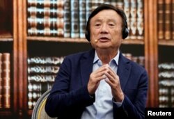 런정페이 중국 화웨이 회장이 17일 중국 선전 화웨이 본사에서 열린 토론회에 참석했다.