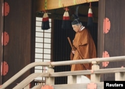 아키히토 천황이 30일 일본 도쿄 지요다의 황거 내 영빈관에서 열리는 퇴위 의식에 참석하기 위해 나서고 있다.