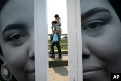 A Venezuelan woman returns to her country after buying groceries in La Parada, on the outskirts of Cucuta, Colombia, on the border with Venezuela, Feb. 4, 2019.