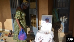 Une femme rend hommage à un militaire burkinabè tué lors d'une attaque le 2 mars 2018 contre l'état-major de l'armée à Ouagadougou. (Photo AFP/7 mars 2018)