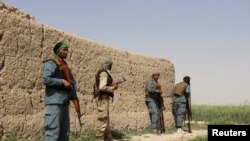 Des policiers afghans en poste lors d'un affrontement avec les talibans dans la province de Helmand (11 mai 2016)