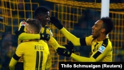 Pierre-Emerick Aubameyang félicite Ousmane Dembélé le 3 décembre 2016.