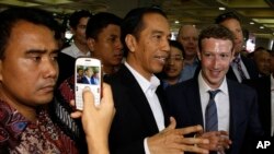 Presiden Joko Widodo bersama CEO Facebook Mark Zuckerberg (kanan) mengunjungi pasar di Jakarta tanggal 13 Oktober 2014.