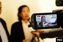 អ្នកស្រី ទេព គឹមវណ្ណារី ថ្លែង​ទៅ​កាន់​អ្នកយកព័ត៌មាន​អំពី​ការចរចា​តម្លើង​ប្រាក់ឈ្នួល​កម្មករ​រោងចក្រ។ (ខាន់ សុគុំមនោ/VOA)