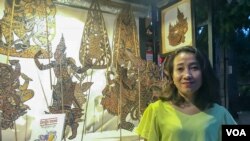 អ្នក​និពន្ធ​ខ្មែរអ្នកស្រី​ សូ ភីណា​ ​ដែលដឹកនាំ​ការនិពន្ធ​សៀវភៅ​ «ប៊ុនធឿន​ ២០១៧ និងរឿងខ្លីដទៃទៀត» ដែល​សម្ភោធក្នុង​កម្មវិធី ពិព័រណ៍សៀវភៅកម្ពុជា​លើក​ទី៦​, នៅរាជធានីភ្នំពេញ​, នៅថ្ងៃទី ០៨​ ខែធ្នូ ឆ្នាំ​២០១៨។ (ខាន់ សុគុំមនោ/ VOA)