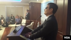 盲人法律维权人士陈光诚在美国企业研究所首次发表英文演说（美国之音杨明拍摄）