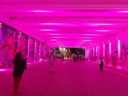 Warga Jakarta berphoto ria di Terowongan di Jalan Kendal , jakarta yang merupakan bagian dari area TOD Dukuh Atas. (Foto: VOA/Ghita)