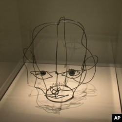 Shadows cast by the sculptures were important to artist Alexander Calder. He preferred to light them himself.