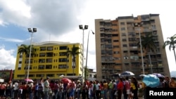 Bu günlər Venesuelada yeni peşə meydana çıxıb. Qızmar tropik günəş altında qıt məişət malları yaxud ərzaq üçün saatlarla növbəyə dayanan adam öz yerini satmaqla cüzi miqdarda pul qazana bilər.