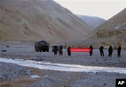 5月5日中国军人在主权有争议的拉达克地区打出横幅：“你们越界了，请返回”