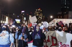 Para pengunjuk rasa di Brooklyn, New York City, New York, AS, mengikuti putusan pengadilan terhadap mantan petugas polisi Minneapolis Derek Chauvin, yang dinyatakan bersalah atas kematian George Floyd, 20 April 2021.